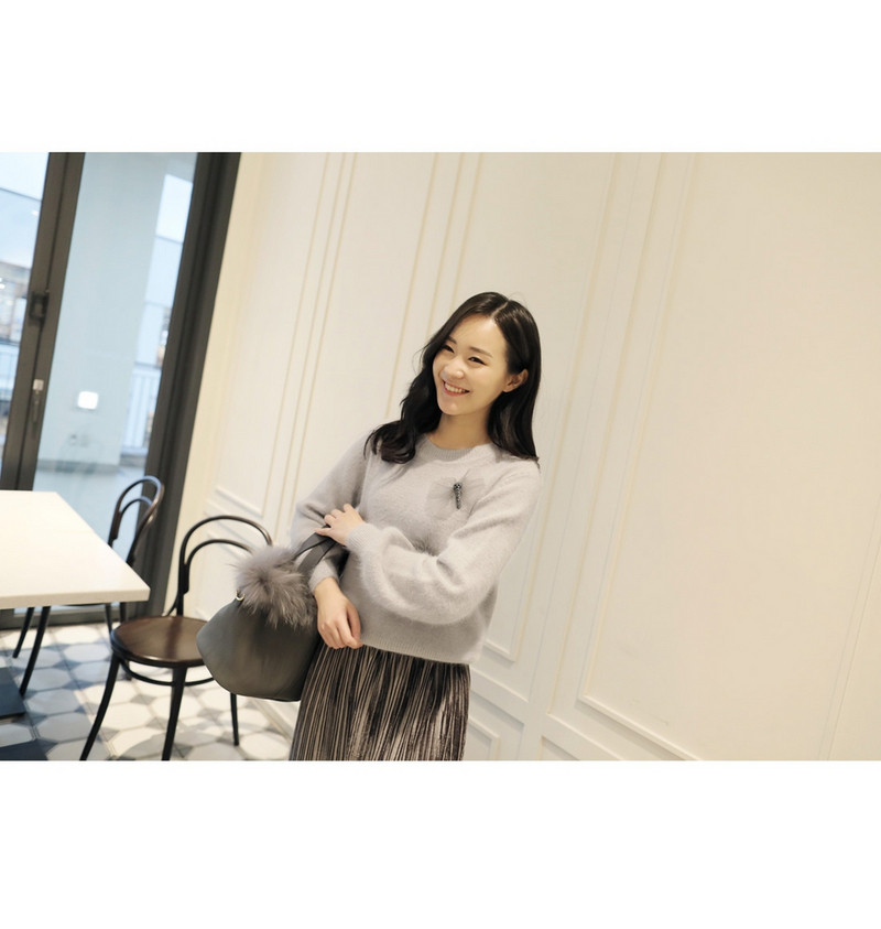 Model actual de pulover de dama cu elemente 3D in alb si gri