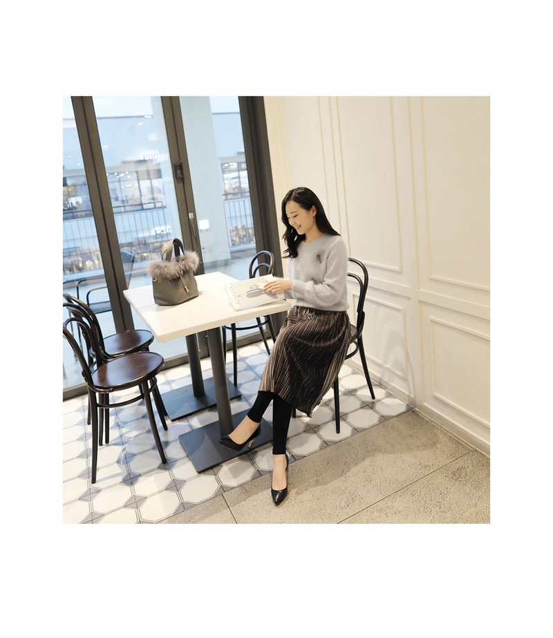 Model actual de pulover de dama cu elemente 3D in alb si gri