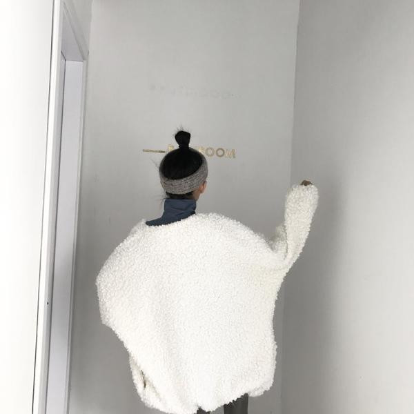 Vestă modernă de damă cu husă moale în alb și negru