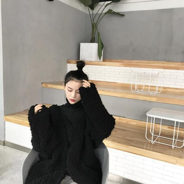 Vestă modernă de damă cu husă moale în alb și negru