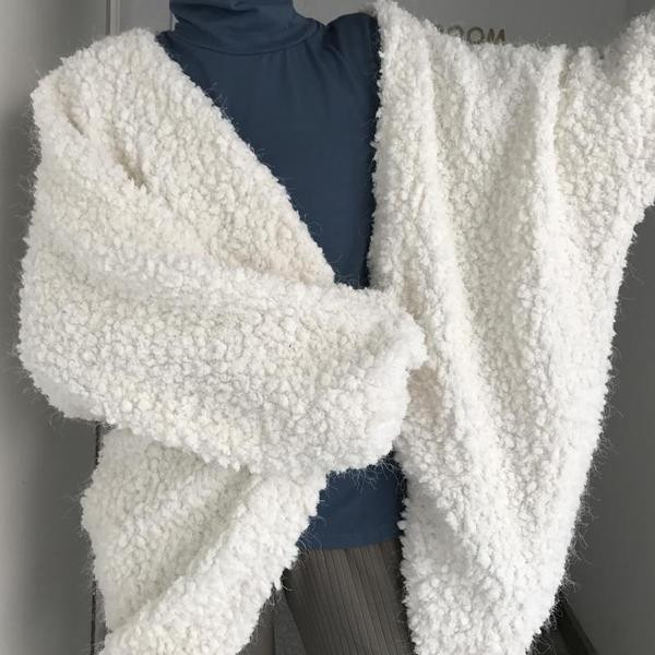 Vestă modernă de damă cu husă moale în alb și negru