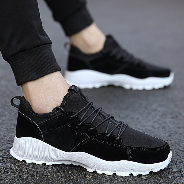 Model nou de adidasi comozi pentru barbati in trei culori