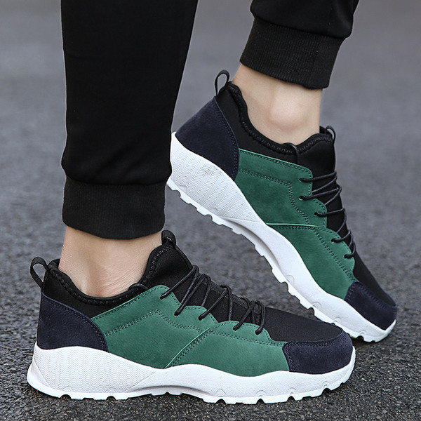 Model nou de adidasi comozi pentru barbati in trei culori