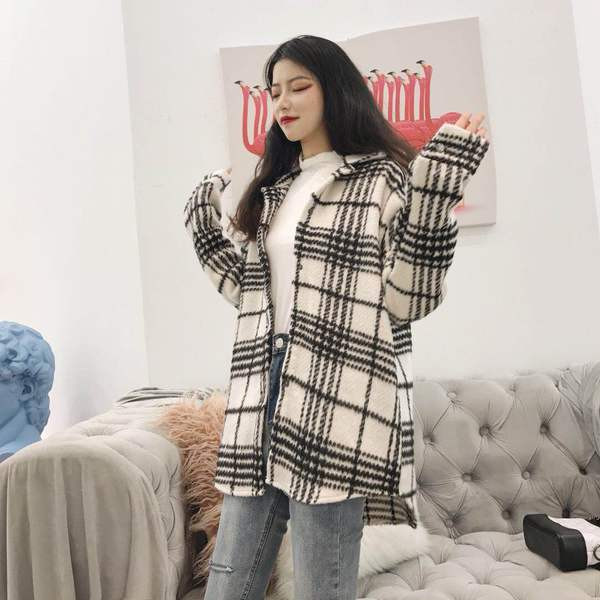 Vesta de dama eleganta cu nasturi in doua culori