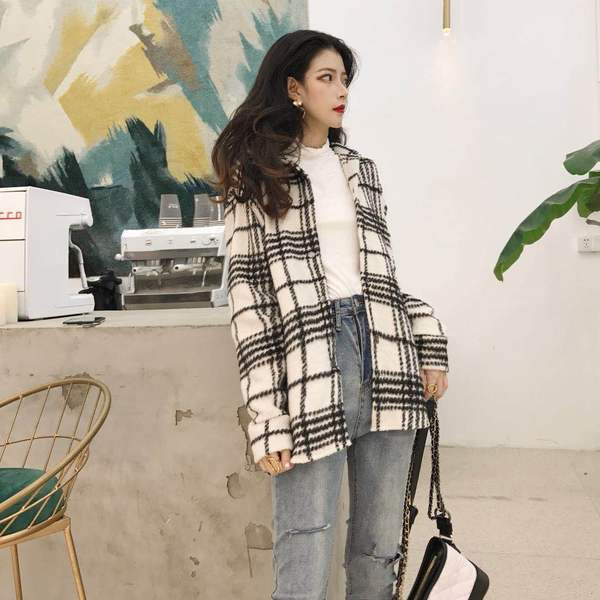 Vesta de dama eleganta cu nasturi in doua culori