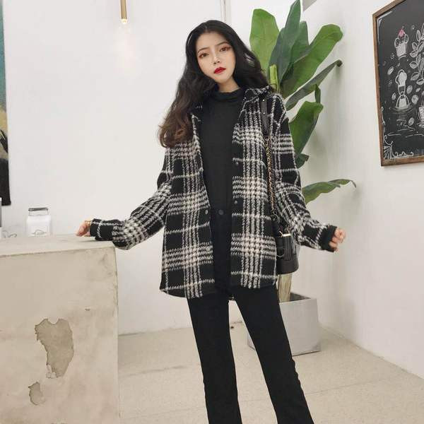 Vesta de dama eleganta cu nasturi in doua culori