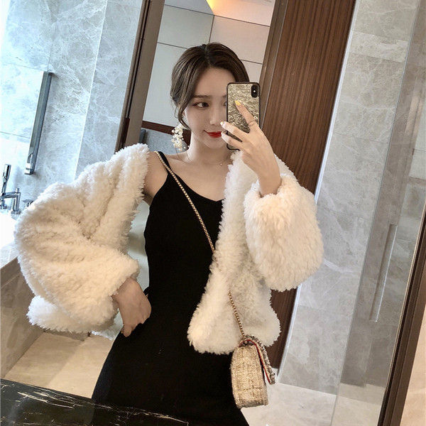 Palton elegant de damă, cu capac moale, în alb și roșu