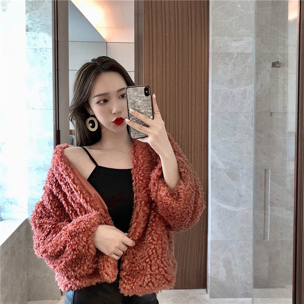 Palton elegant de damă, cu capac moale, în alb și roșu