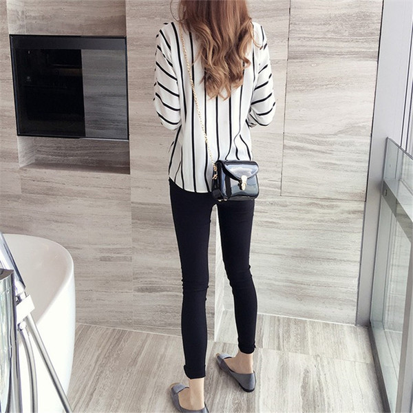 Cămașă de damă în dungi alb-negru
