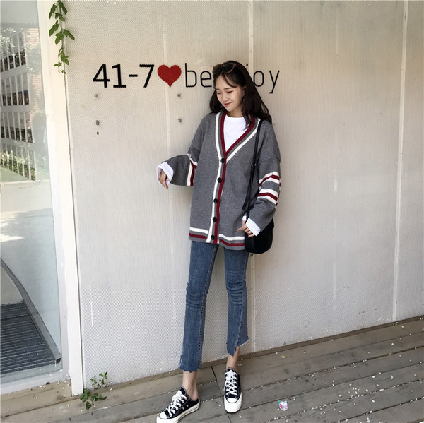 Cardigan dama cu nasturi si decolteu in V in doua culori