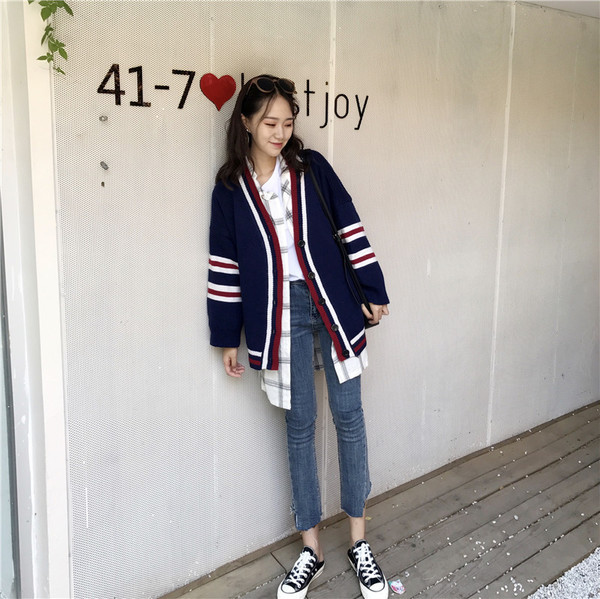 Cardigan dama cu nasturi si decolteu in V in doua culori