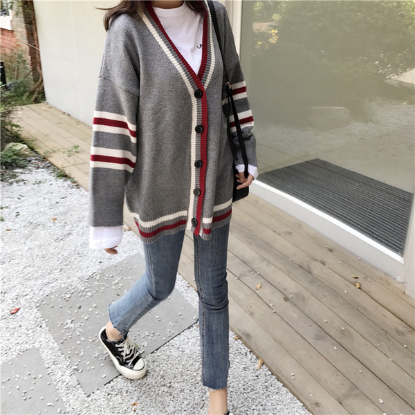 Cardigan dama cu nasturi si decolteu in V in doua culori