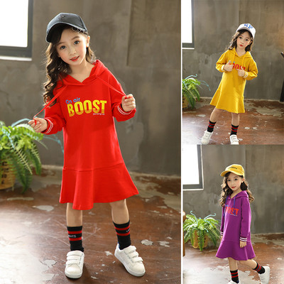 Спортно-ежедневна детска рокля с цветна апликация и качулка в няколко цвята 