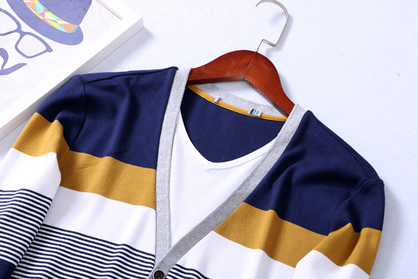 Vestă bărbătească în dungi cu decolteu în V