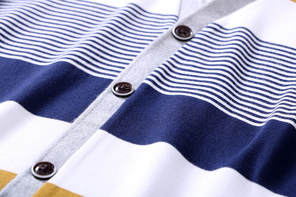 Vestă bărbătească în dungi cu decolteu în V