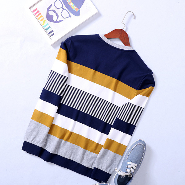 Vestă bărbătească în dungi cu decolteu în V