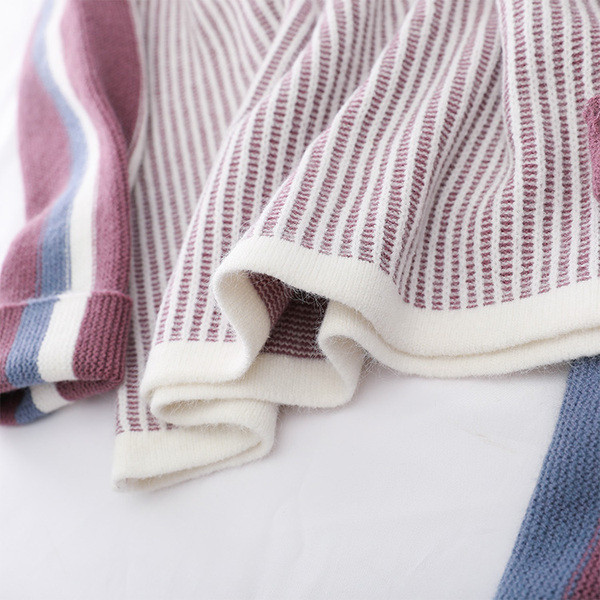 Set actual de tricotat dama - fusta si pulover in doua culori