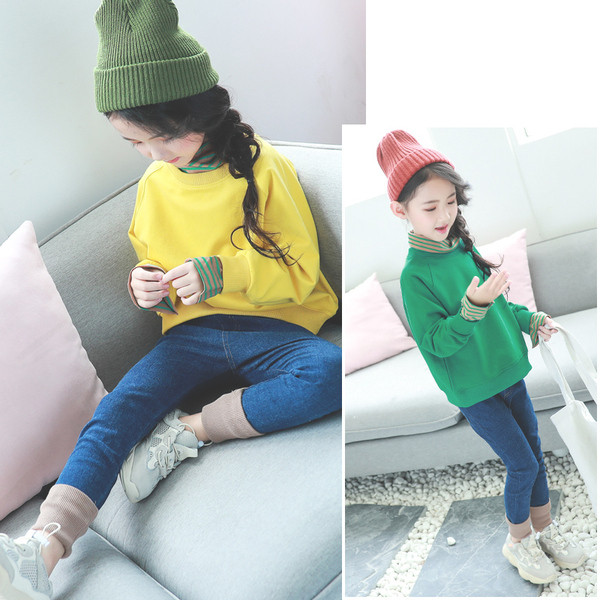 Set modern pentru copii - bluza cu guler inalt si blugi cu talie elastica