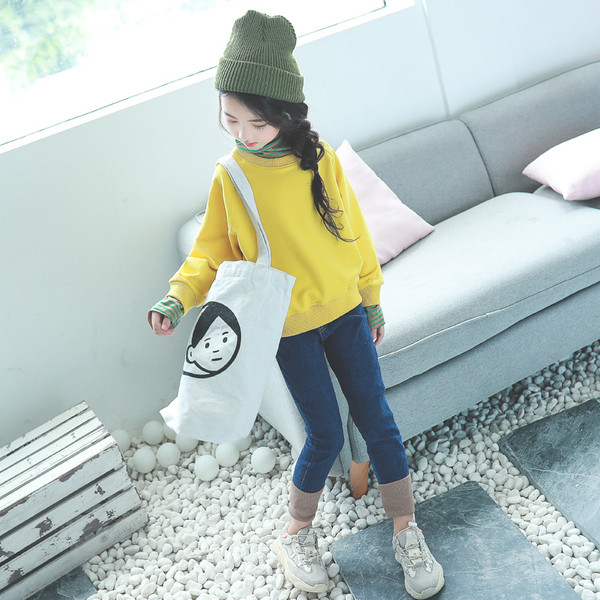 Set modern pentru copii - bluza cu guler inalt si blugi cu talie elastica