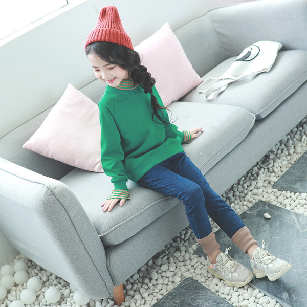 Set modern pentru copii - bluza cu guler inalt si blugi cu talie elastica