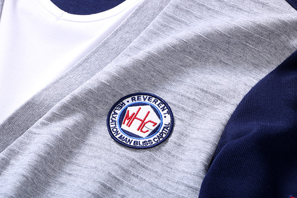 Vestă casual pentru bărbați cu emblemă în culoarea gri