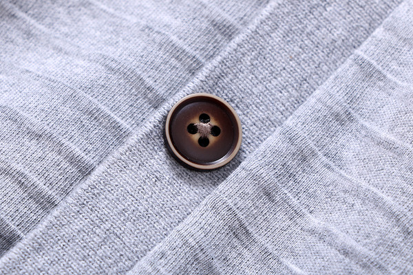 Vestă casual pentru bărbați cu emblemă în culoarea gri