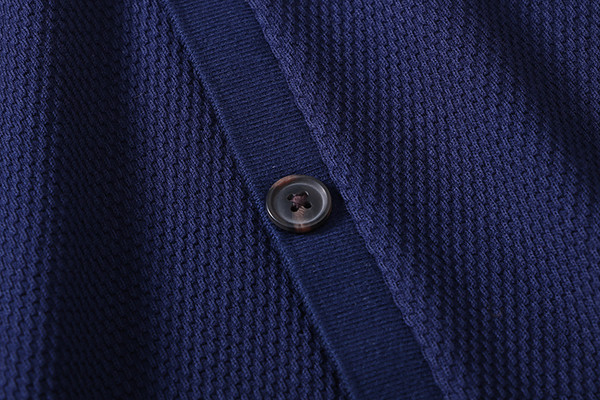 Vestă bărbătească cu decolteu în V de culoare închisă