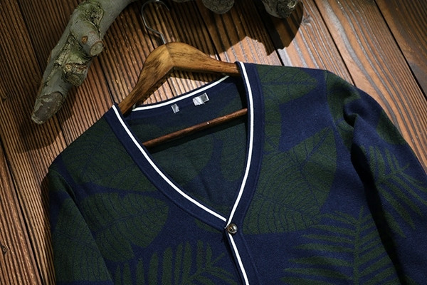 Vestă modernă pentru bărbați de culoare închisă cu model