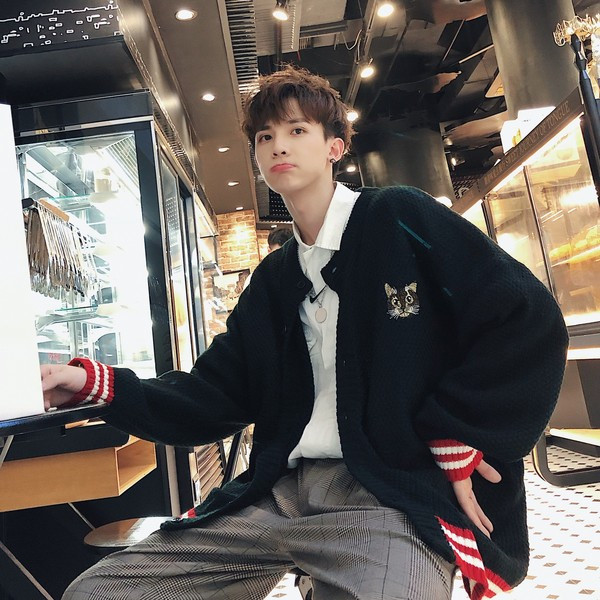 Vesta barbati moderna cu broderie in trei culori - model lat