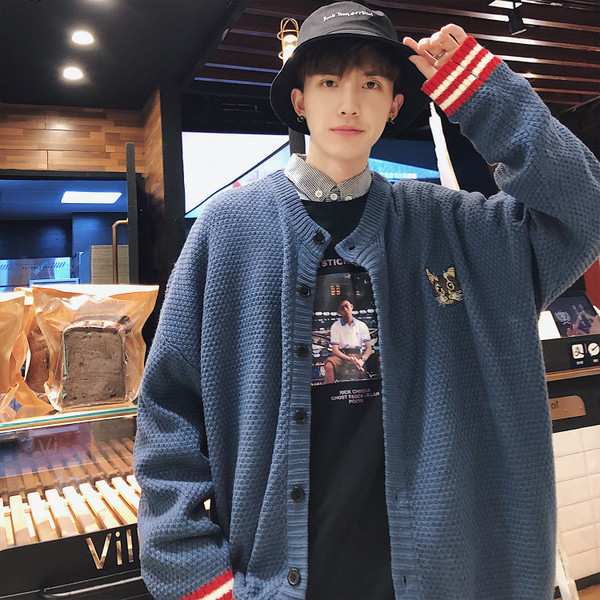 Vesta barbati moderna cu broderie in trei culori - model lat