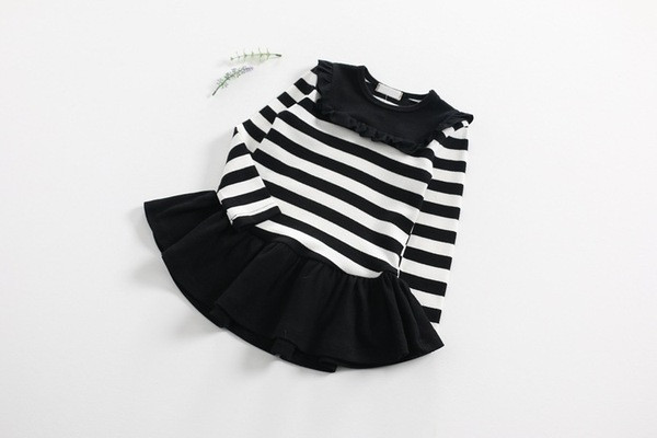 Modern gyerekruha O-dekoltázsú szabású modellel, két színben