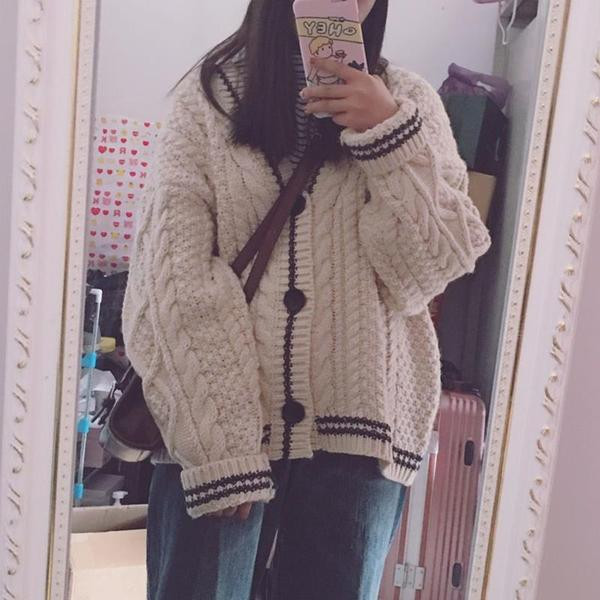 Καθημερινή  γυναικεία ζακέτα με κουμπιά και ντεκολτέ σε σχήμα V