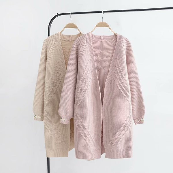 Κομψή γυναικεία ζακέτα με κεντήματα στο μανίκι σε δύο χρώματα