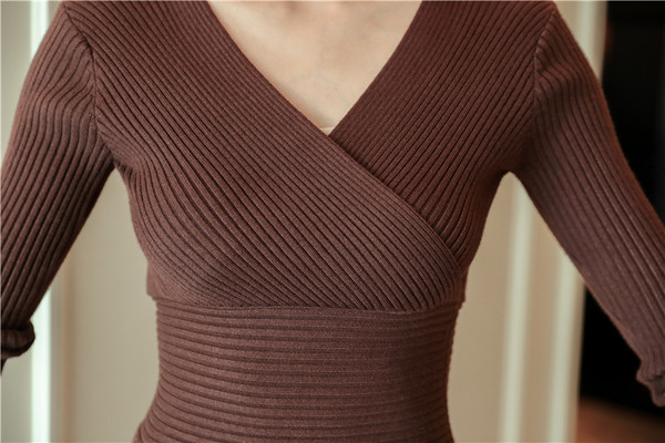 Κομψό γυναικείο φόρεμα με ντεκολτέ σε σχήμα V σε τρία χρώματα