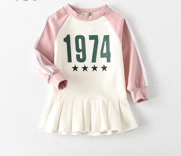 Rochie sport-casual pentru copii cu model colorat croiat inscriptie in mai multe culori