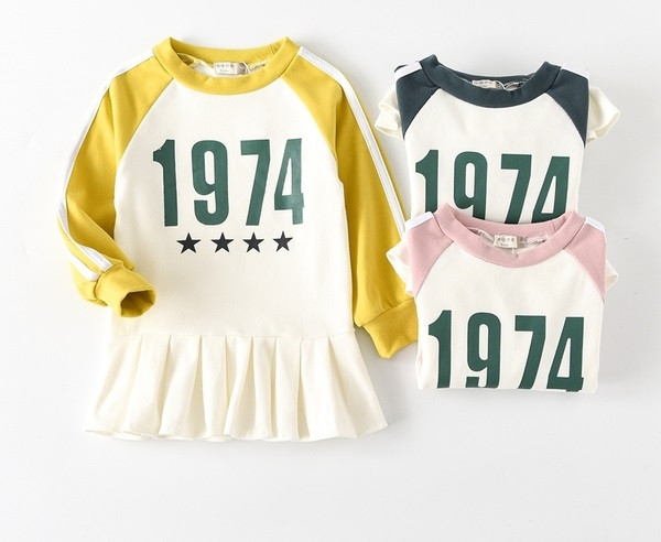 Rochie sport-casual pentru copii cu model colorat croiat inscriptie in mai multe culori