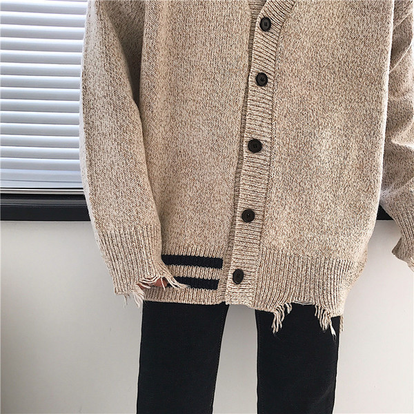 Μοντέρνα ανδρική ζακέτα  με σχισμένα σχέδια σε μπεζ και μαύρο χρώμα