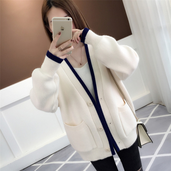 Vesta de dama cu decolteu in V si nasturi in trei culori