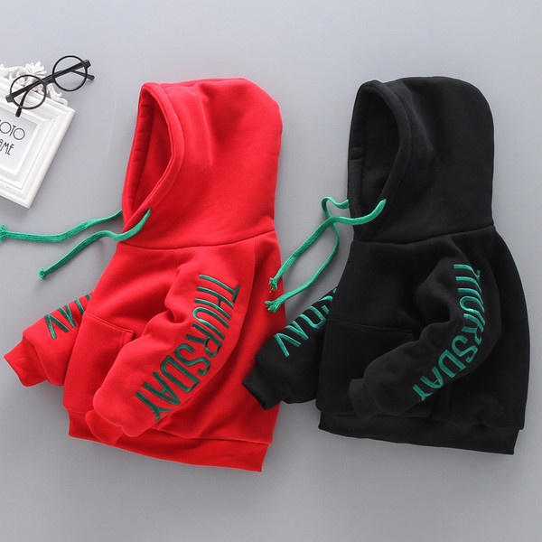 Παιδικό φούτερ σε μαύρο και κόκκινο χρώμα με επιγραφή