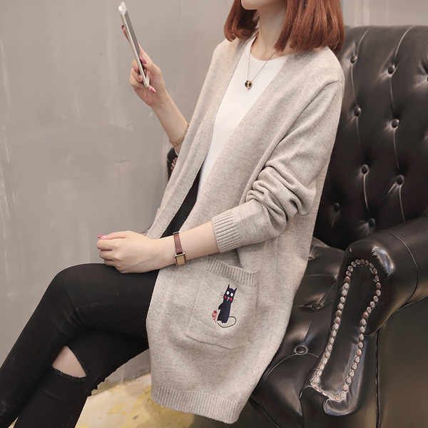 Stílusos női kardigán zsebbel és hímzéssel, két színben