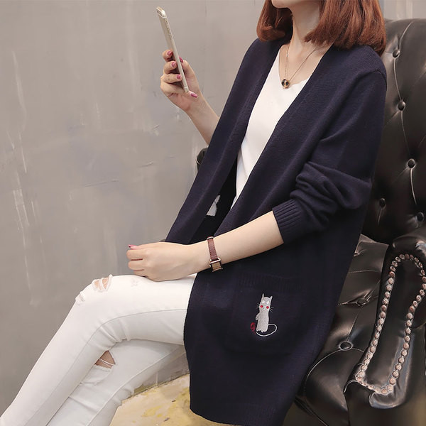 Stílusos női kardigán zsebbel és hímzéssel, két színben