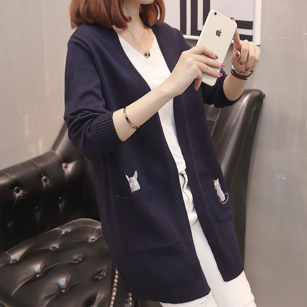 Stílusos női kardigán zsebbel és hímzéssel, két színben