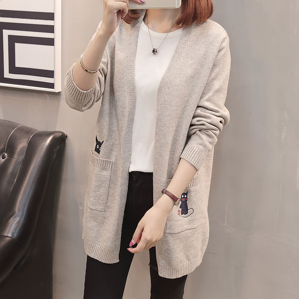 Stílusos női kardigán zsebbel és hímzéssel, két színben