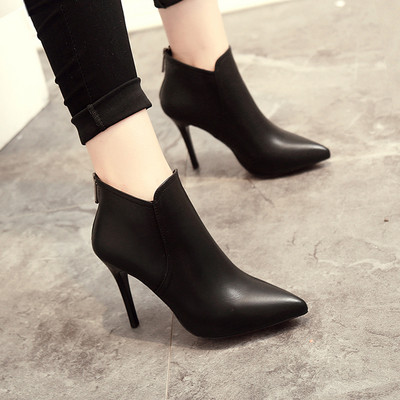 Κομψές γυναικείες μπότες με  τακούνια - ένα μυτερό μοτίβο σε μαύρο χρώμα