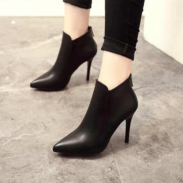 Tiszta női csizma vékony sarkú fekete színben - hegyes modell