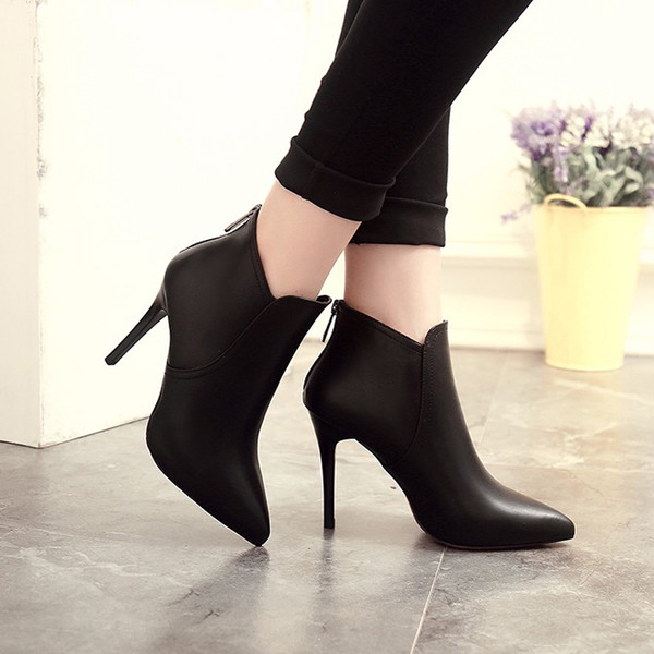 Tiszta női csizma vékony sarkú fekete színben - hegyes modell