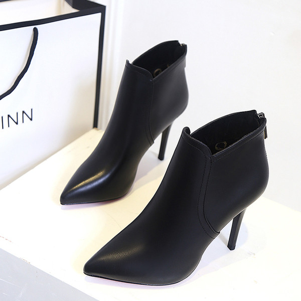 Tiszta női csizma vékony sarkú fekete színben - hegyes modell