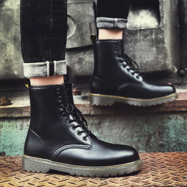 Μοντέρνες  ανδρικές μπότες σε δύο χρώματα