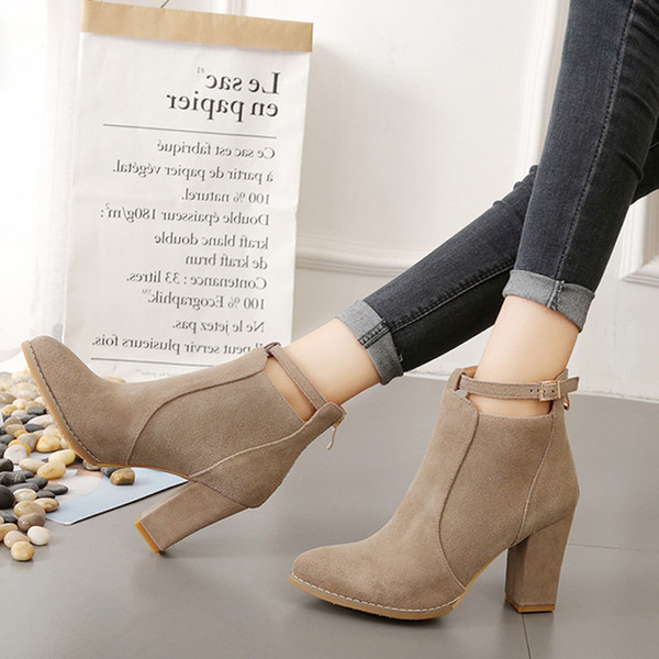 Stílusos női csizma vastag sarkú fekete és bézs színben