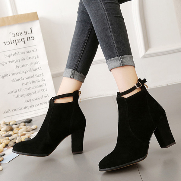 Stílusos női csizma vastag sarkú fekete és bézs színben